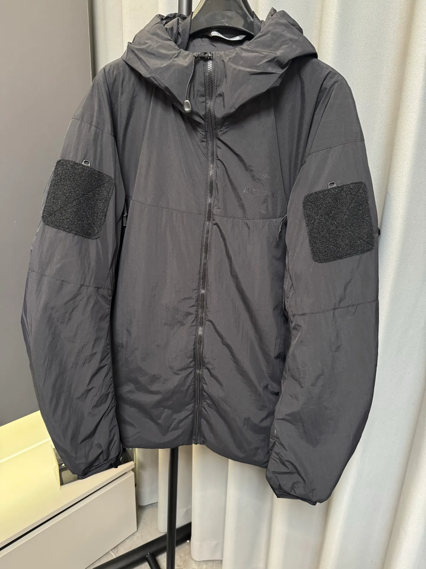 【Premium 】 Arc·teryx 26fw ! N WINDSTOPPER 2L ， Coreloft 100 ， 。 Cold Series ， ， ， ！ ， 。 windstopper ,n Gossamera Fusion WS。 ， ： 1： WINDSTOPPER ， ， ， ， 。 Coreloft ， 。 。 2： 。 3： ， ， 。 4： ， ， 。 ， ， ： / Gray/ Size：s/m/l/xl/xxl